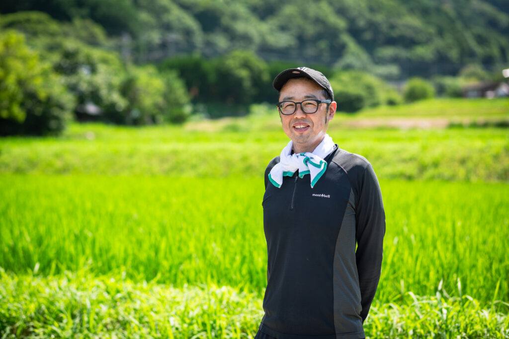 脇山の田んぼに立つプロジェクトのつくり手